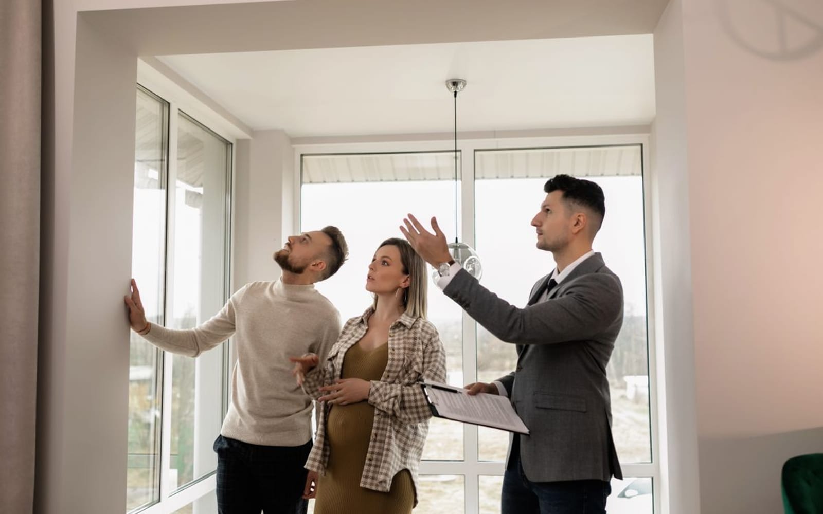 Maklerin zeigt Interessenten eine helle Wohnung